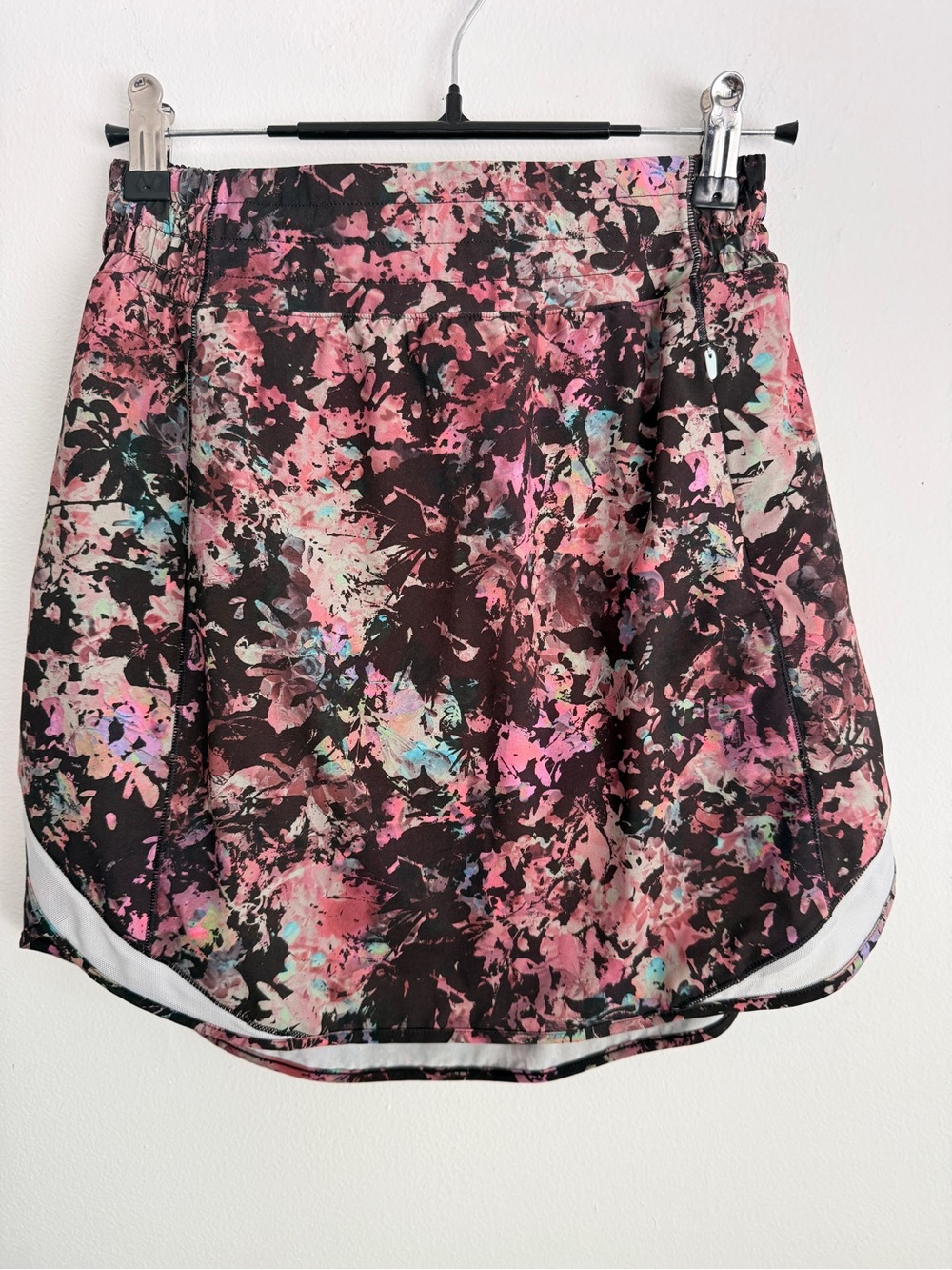 Lululemon Hotty Hot High Rise Skirt Skort Black Stencil Blossom Size 4 W8AF2T